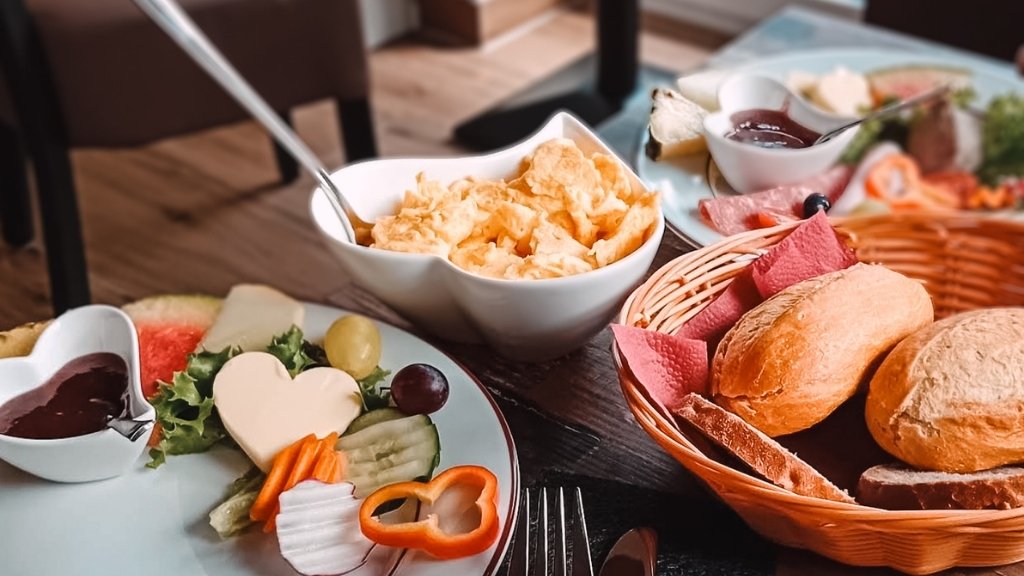 Frühstück bei Von Herzen Embsen auf dem Tisch serviert.