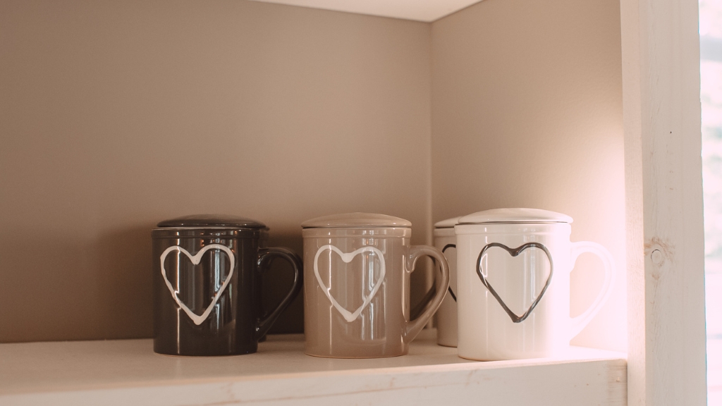 Tasse mit Herz darauf und einem Deckel bei Von Herzen Embsen
