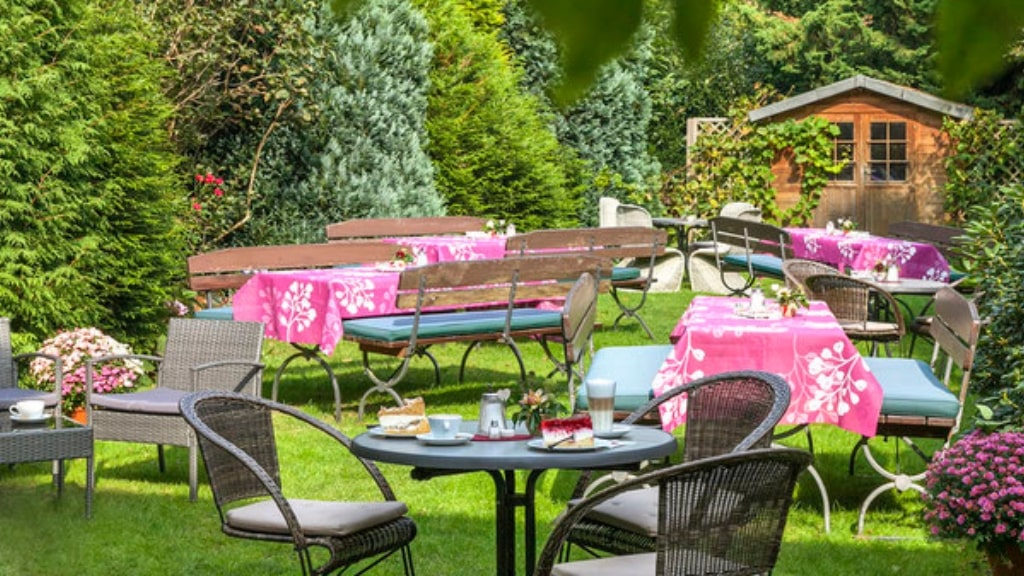 Café Garten bei Von Herzen Brietlingen. Garten mit vielen Sitzgelegenheiten.