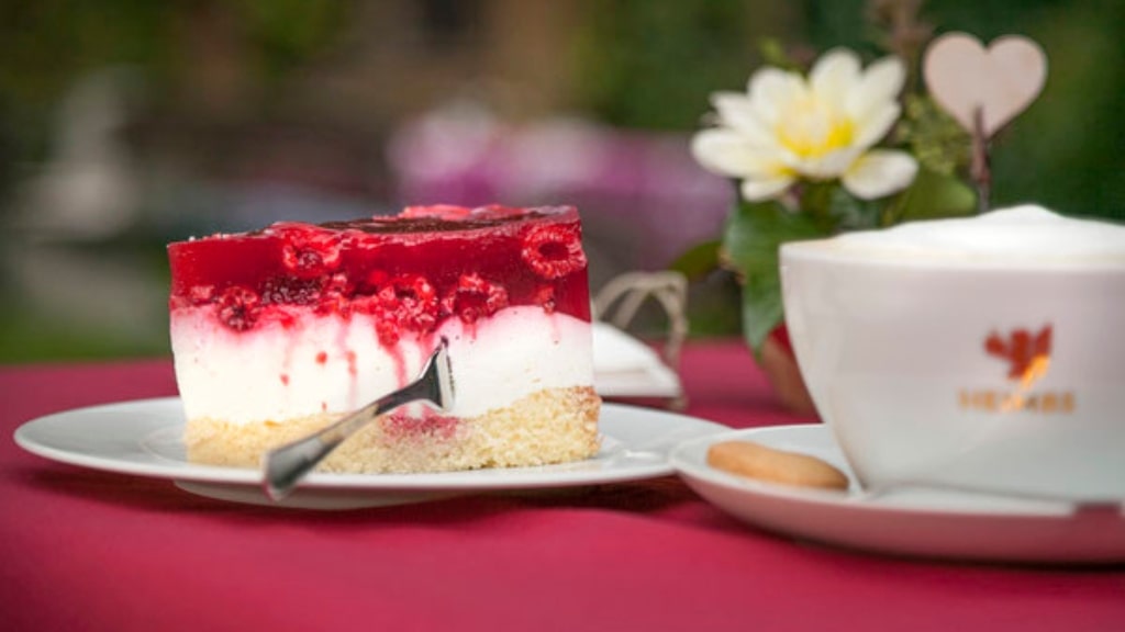 Leckere Torte mit Himbeeren und eine Tasse Kaffee.